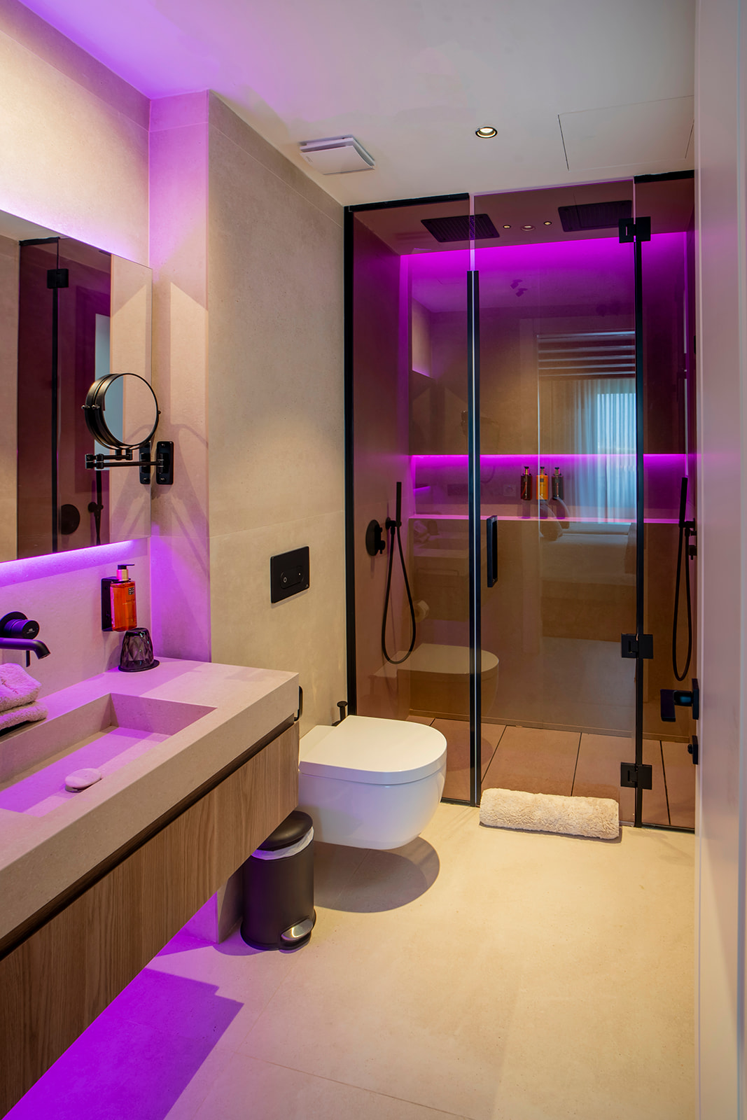 Baño de suite con ducha de obra y luz de ambiente