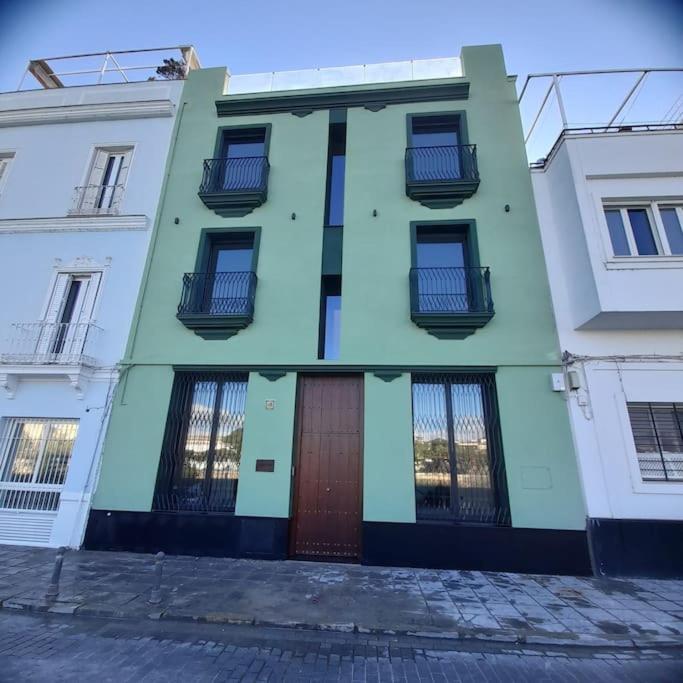 Fachada verde de CasaKary en Calle Betis