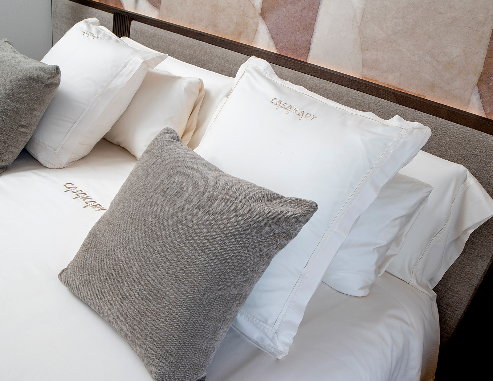 Almohadas de algodón bordadas con el nombre CasaKary