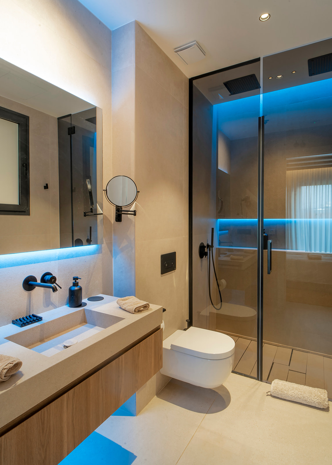 Baño con ducha de obra y luz azul