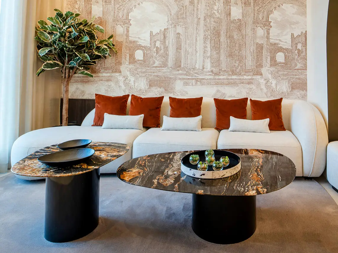 Salón de CasaKary con mural y sofá curvo