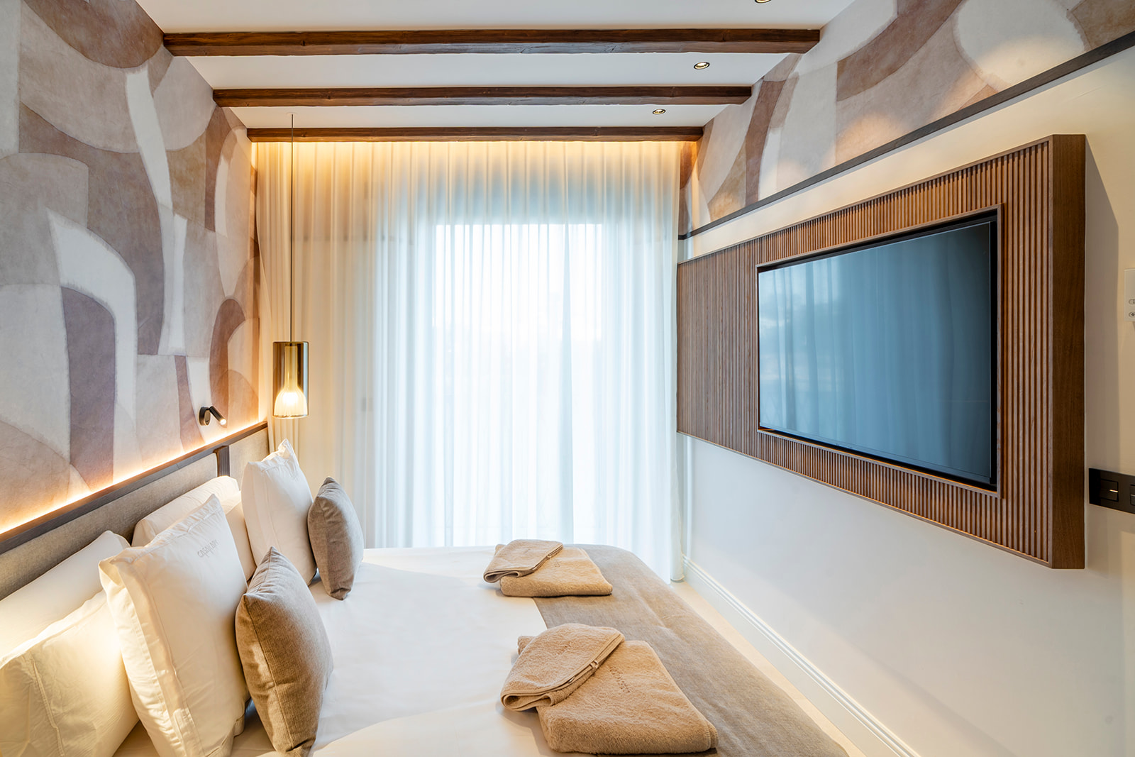 Dormitorio con mirador de madera
