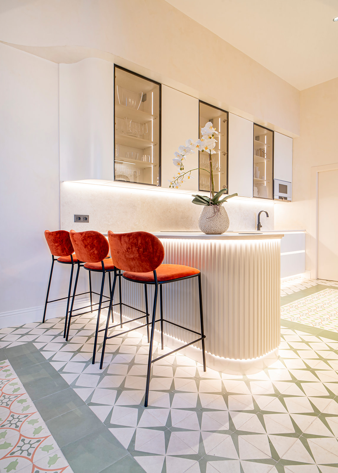 Isla de cocina con taburetes granates