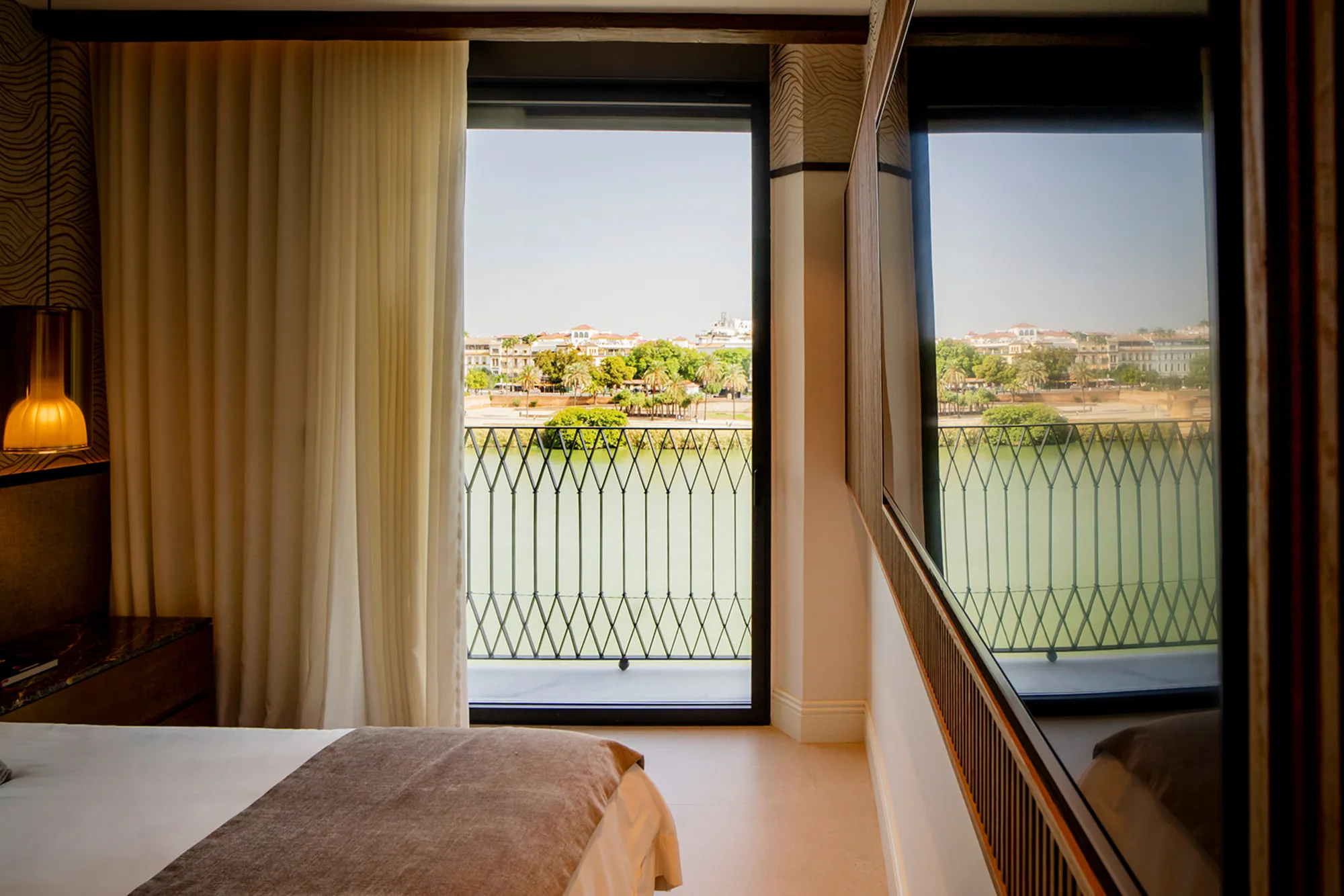 Dormitorio con ventanal abierto al Guadalquivir