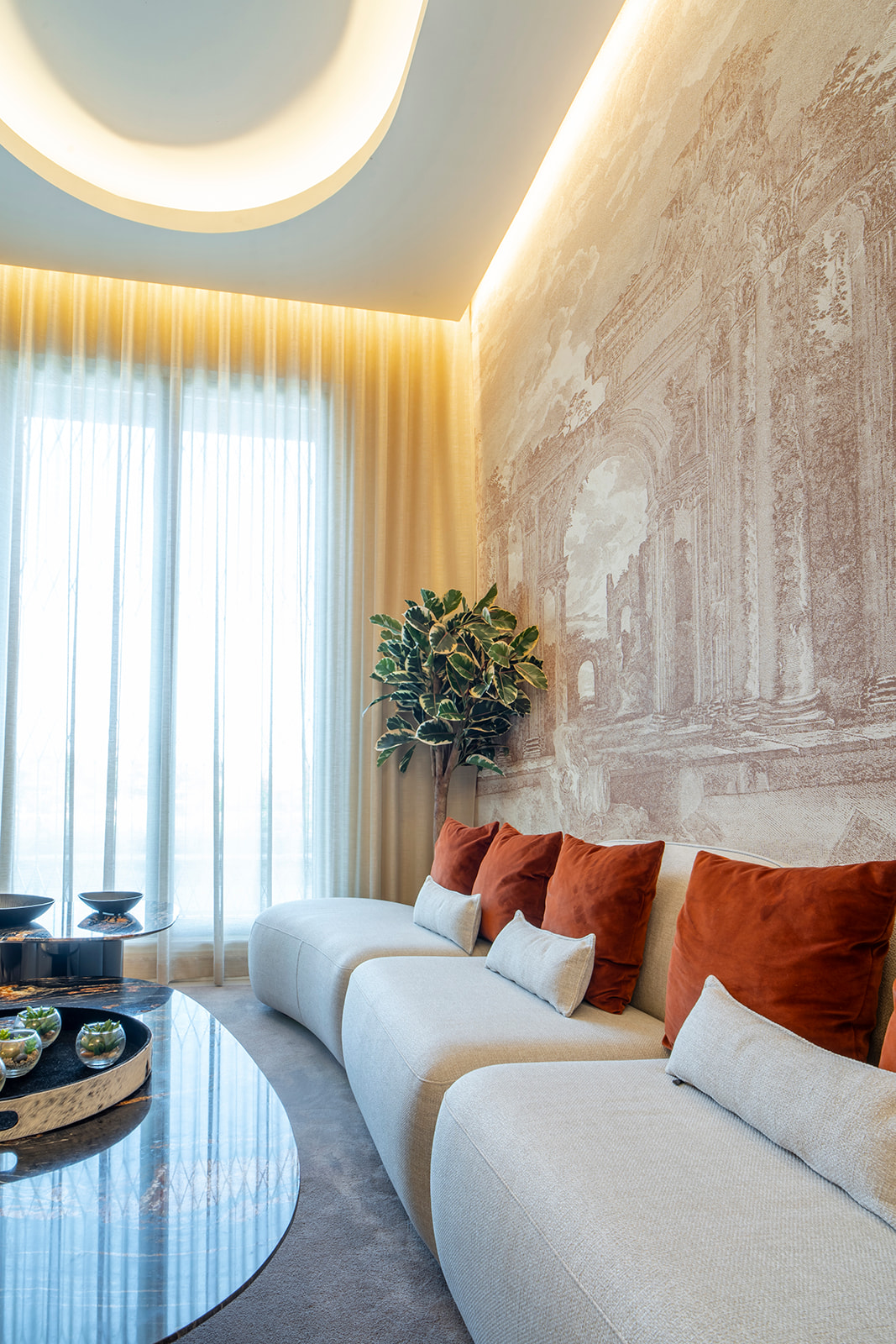 Salón con mural y sofá blanco