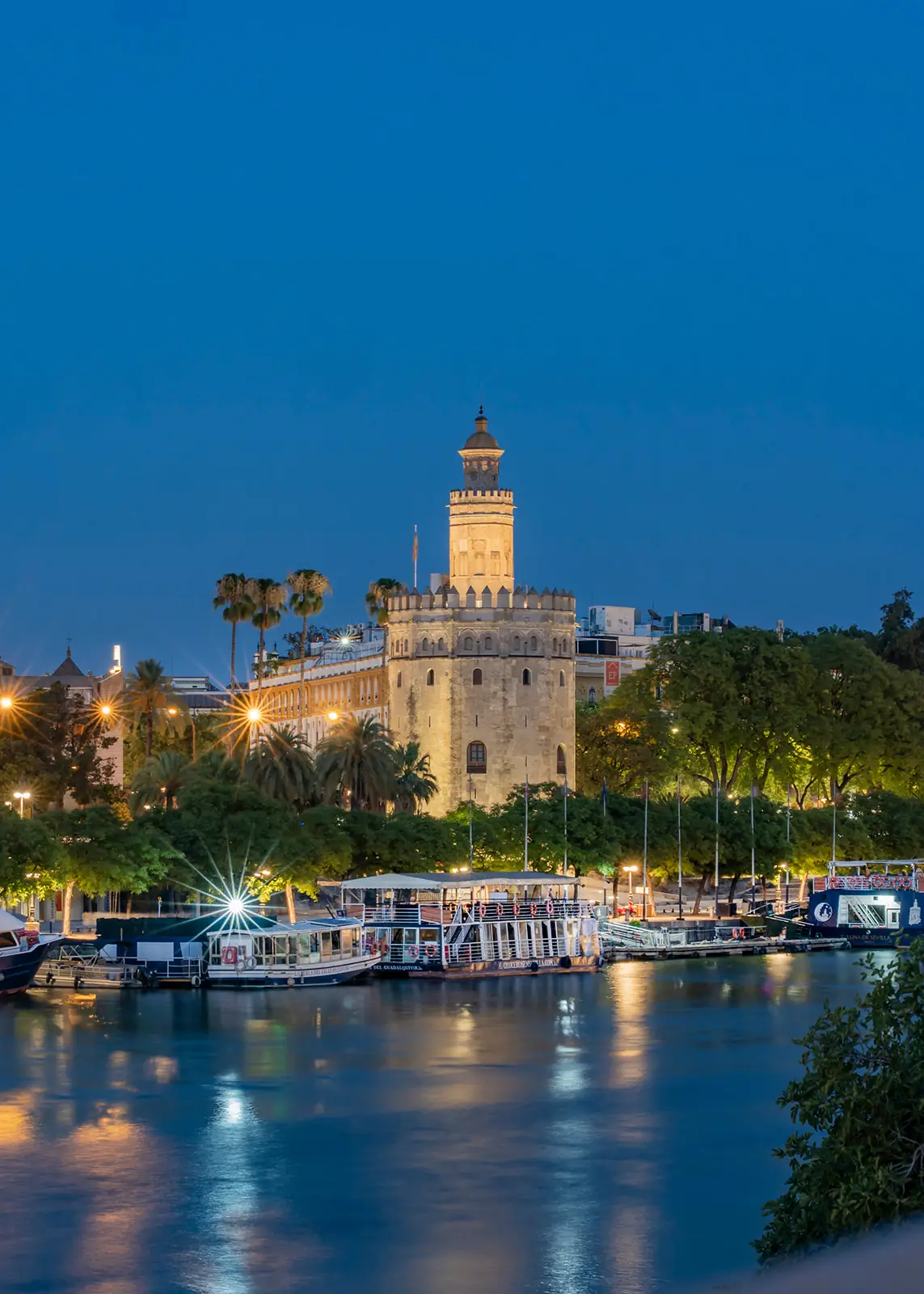Torre del Oro iluminada de noche desde CasaKary