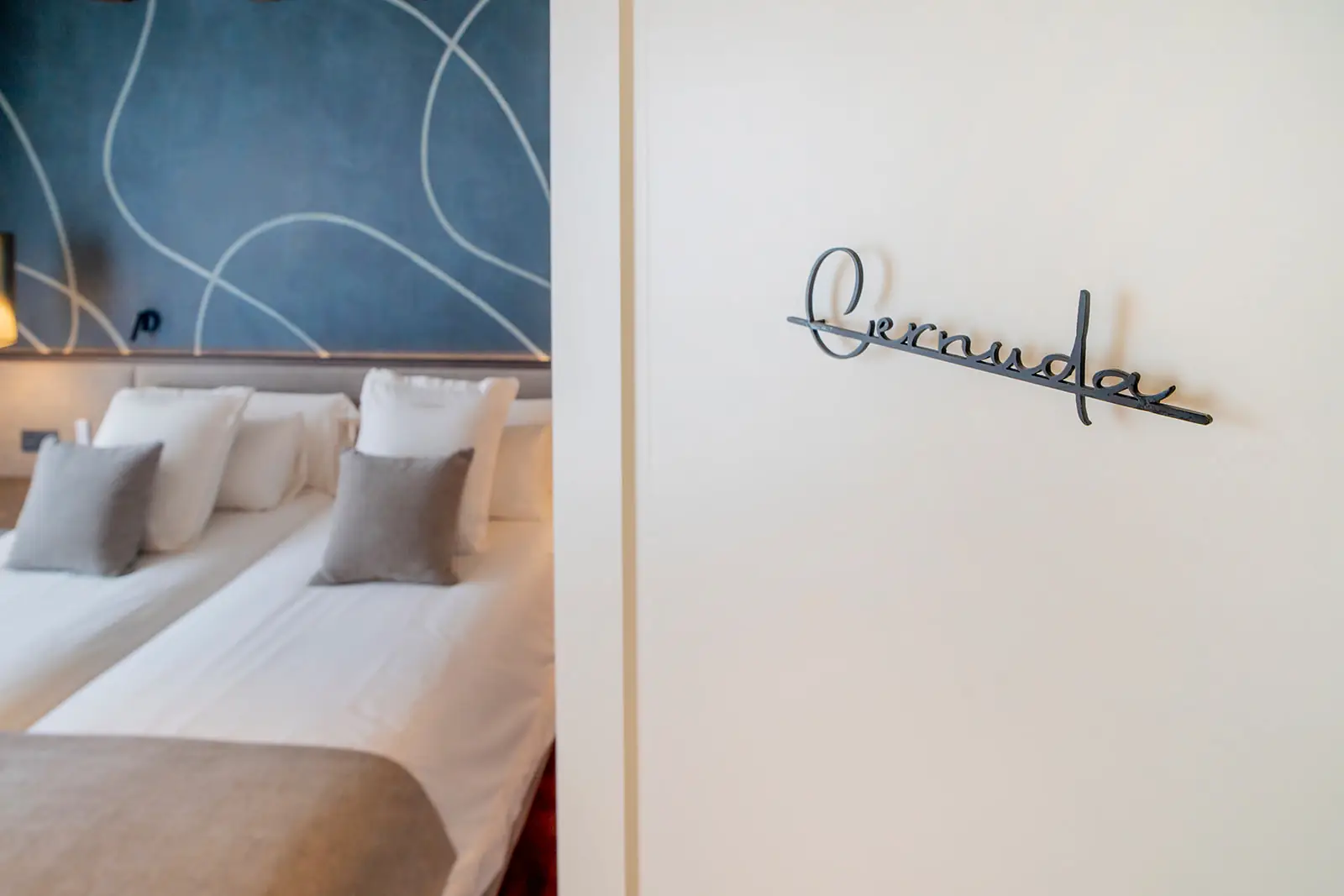 Suite Cernuda con su nombre en hierro sobre la pared
