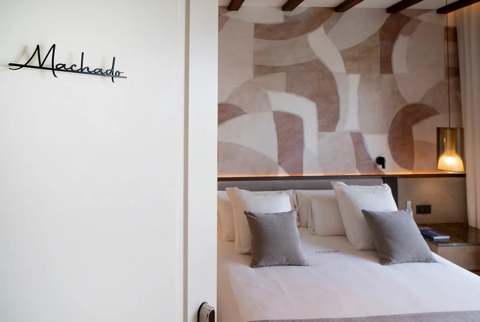 Suite Machado con su nombre en hierro sobre la pared