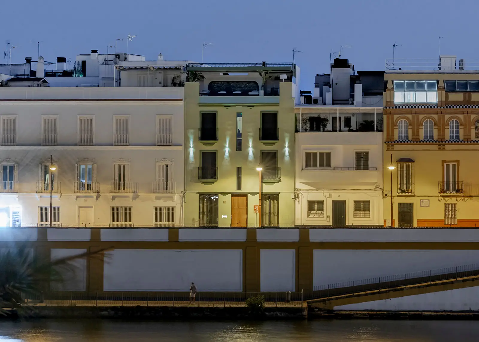 Fachada de Calle Betis desde el Guadalquivir al anochecer