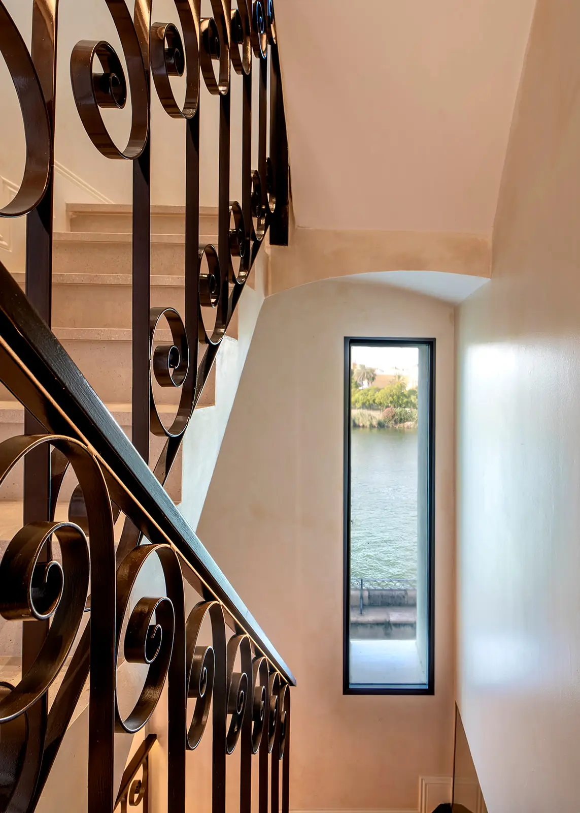 Escalera de hierro junto al ventanal