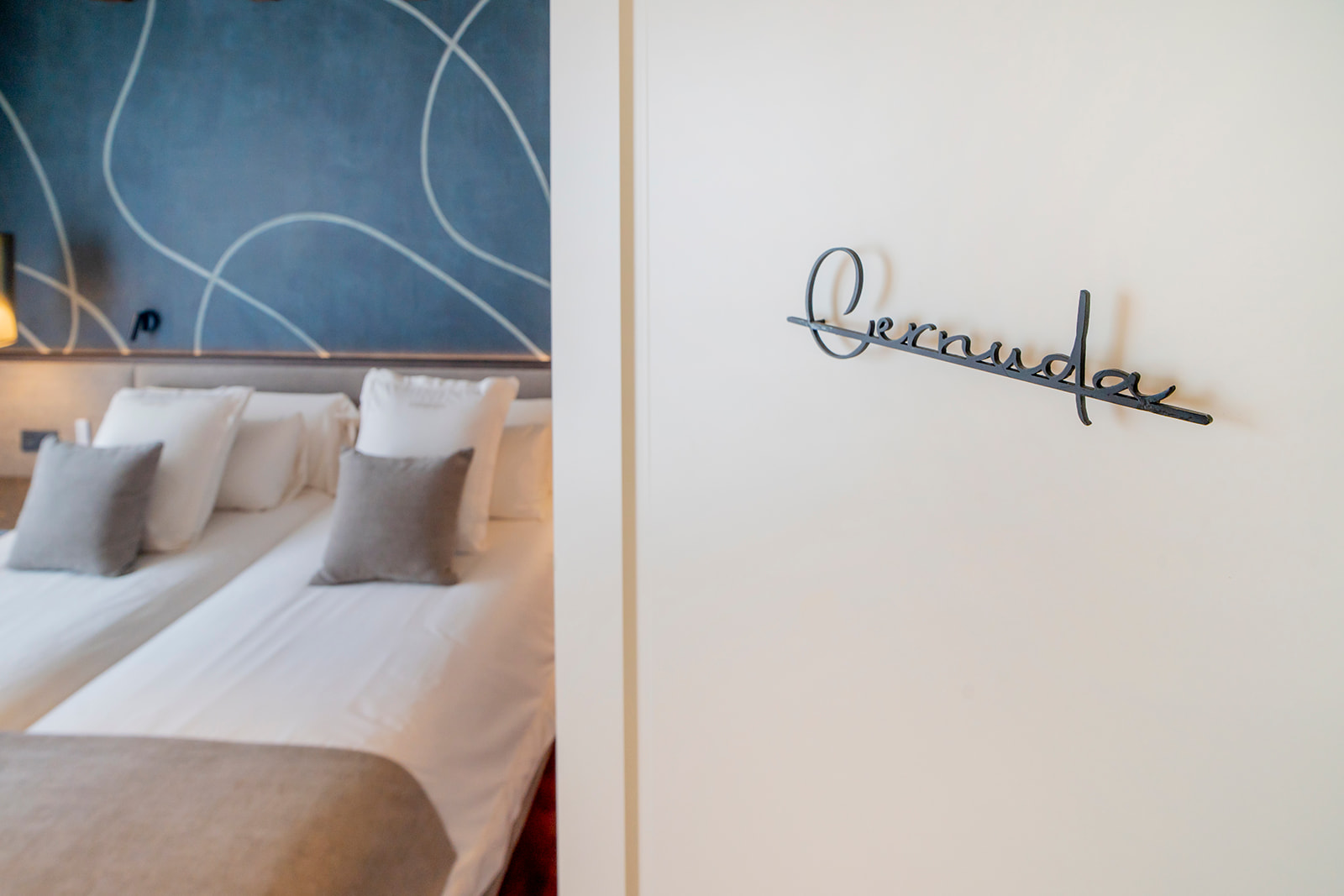 Suite Cernuda con su nombre en hierro sobre la pared