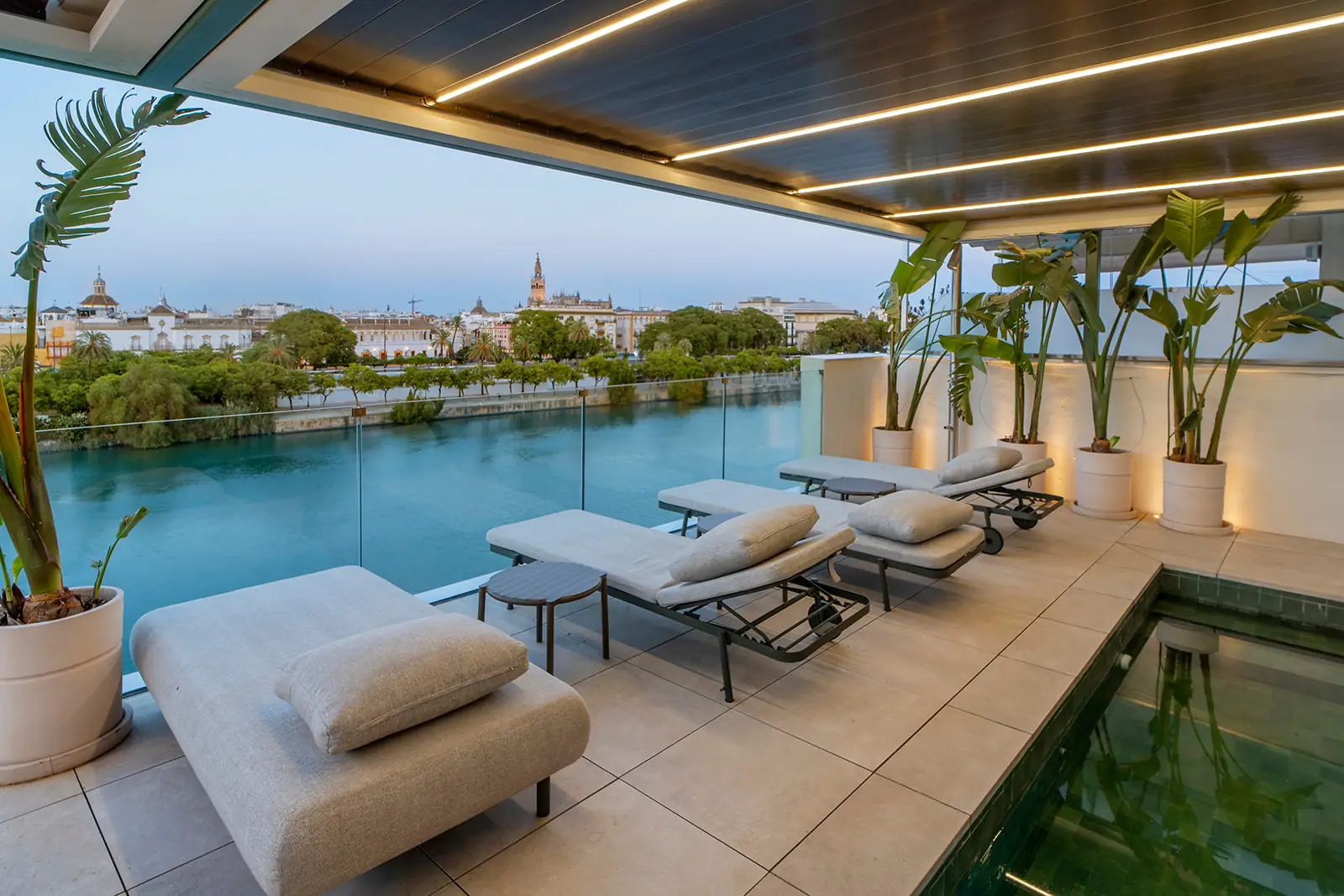 Terraza con piscina y vistas al Guadalquivir