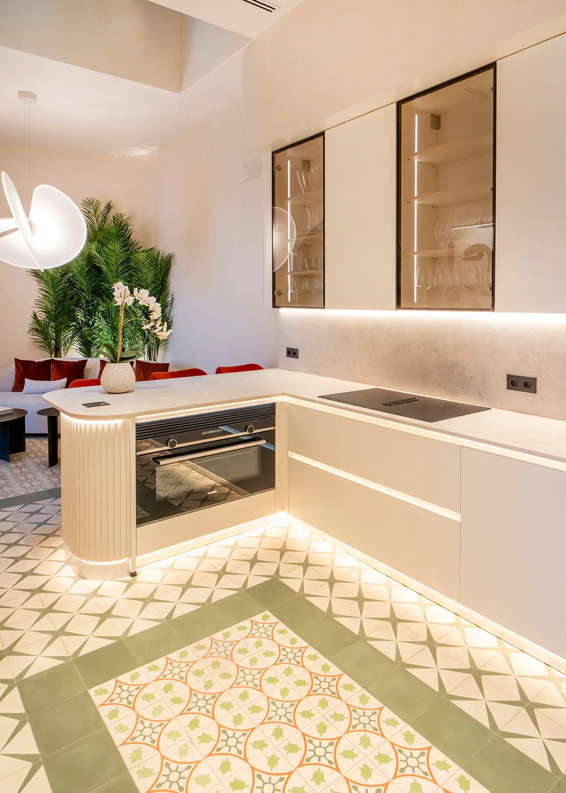 Cocina con isla y suelo hidráulico verde